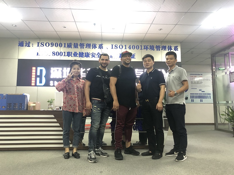 Customers from foreign countries visit the company to negotiate LCD splicing screen projects